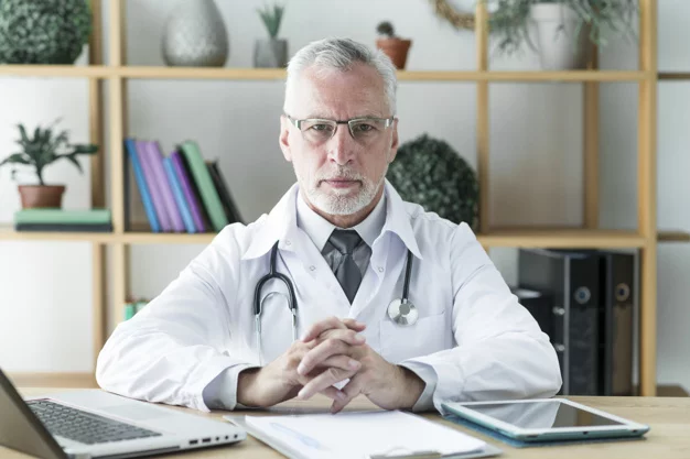 O que é Bisfenol A? Quais os perigos? É permitido? 2 medico olhando