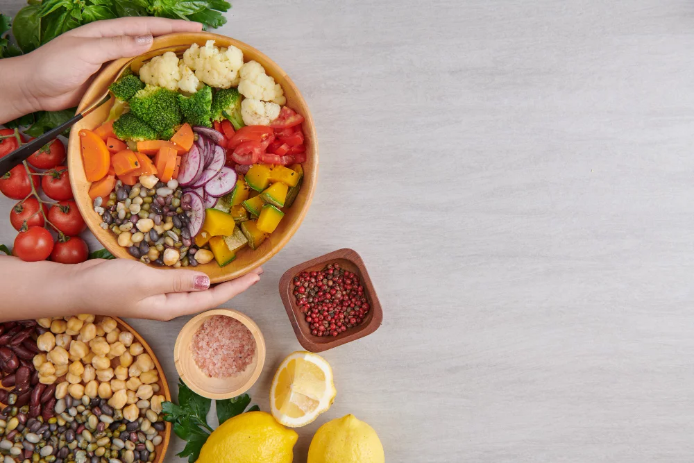 Alimentos para emagrecer ideais no dia a dia 3 top view person raising salad bowl 1
