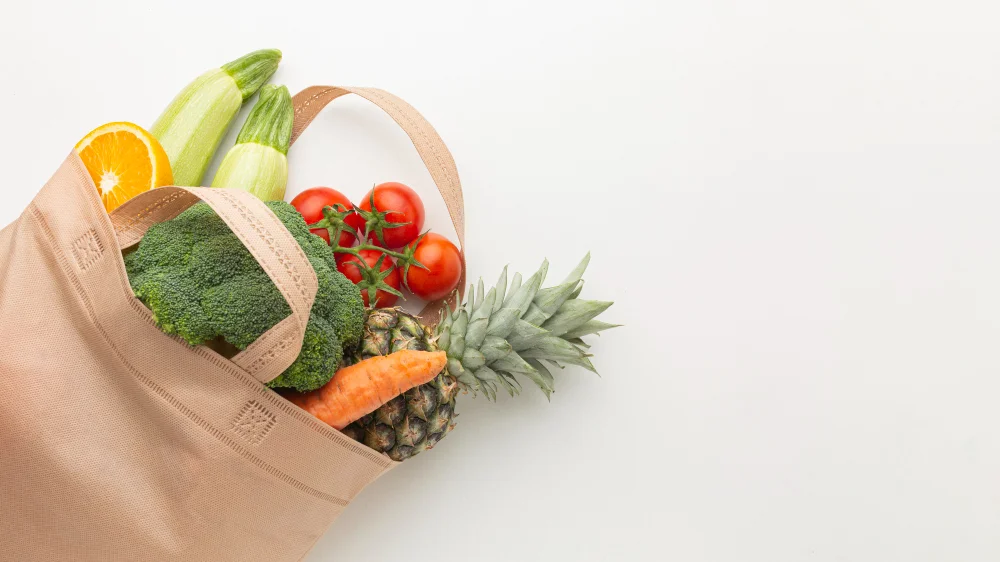 Alimentos para emagrecer ideais no dia a dia 2 top view vegetables fruits bag