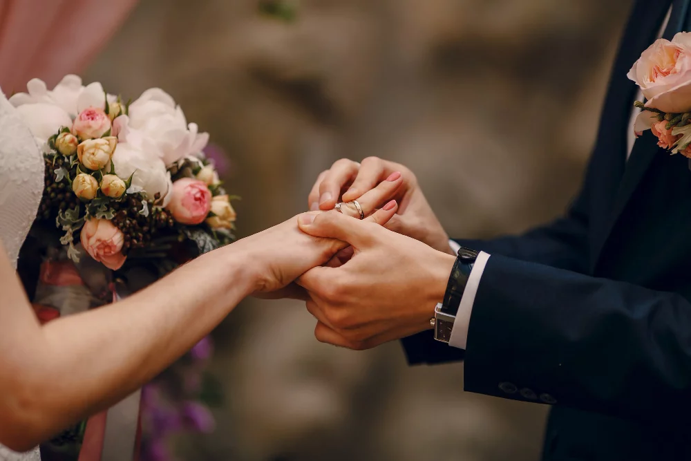 7 Tendências de Decoração de Casamento para 2023 2 groom putting ring bride s finger